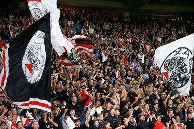 Vanaf een roze wolk zien we Ajax met 9-0 van Cambuur winnen. © De Brouwer