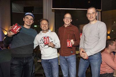 Deze mannen worden derde en winnen Ajaxspeelkaarten. © Pro Shots