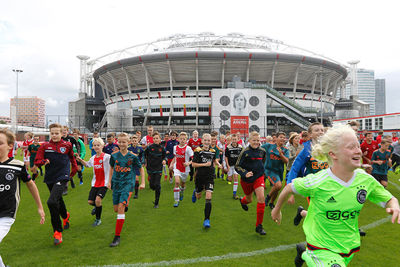 En gaan volledig los tijdens onze ballenjongens en -meidendag! © De Brouwer