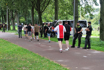 Het is prima weer voor T-shirts en korte broeken. © SV Ajax