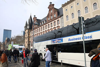 Bus, trein, vliegtuig of auto. We zijn er weer! © De Brouwer