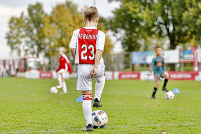 Jonge supportertjes zijn dol op Berghuis. Zo werkt dat! © Pro Shots