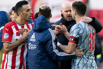 En Ten Hag komt het warme hart van Tadic ook maar effe afkoelen. © Pro Shots