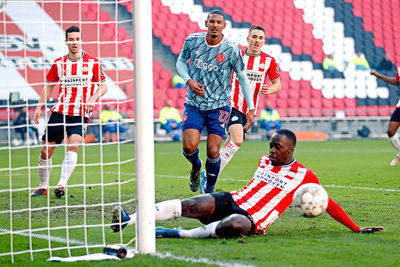 Ajax brengt PSV tien minuten in paniek, maar zakt erna ver terug. © Pro Shots