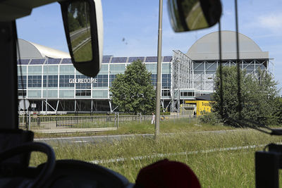 Van buiten lijkt het Gelredome toch een beetje op een grote kas. © De Brouwer