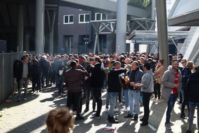 Heerlijk weer voor een middagje Ajax. © De Brouwer