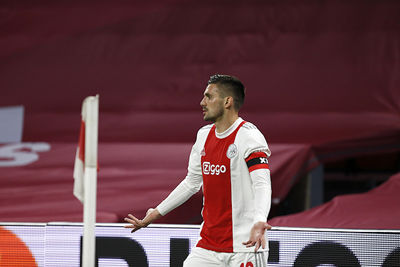 Tadic begrijpt er allemaal niks van, maar trekt de kar ook even niet. © De Brouwer