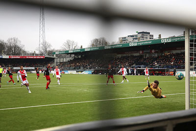 Deze bal vliegt via de paal binnen! © De Brouwer