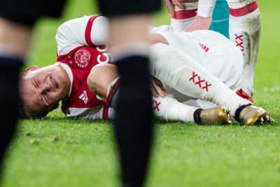 Dolberg krijgt nog een lelijk tikje, maar het schijnt mee te vallen