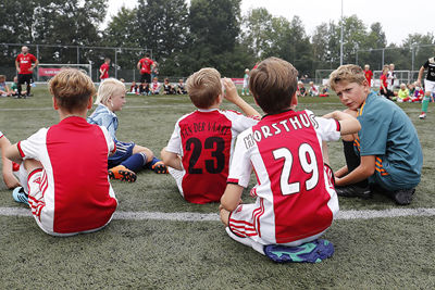 Shirtjes, heel veel verschillende Ajaxshirtjes. © Pro Shots