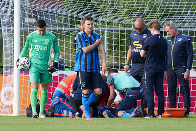 Oei, Llansana geveld na een botsing met onder anderen zijn eigen doelman Gorter... © Pro Shots