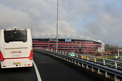 Aan het einde van de A9 doemt het Afas Stadion op. © De Brouwer