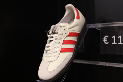 De Adidas Samba in Ajaxuitvoering. © Ajax Life