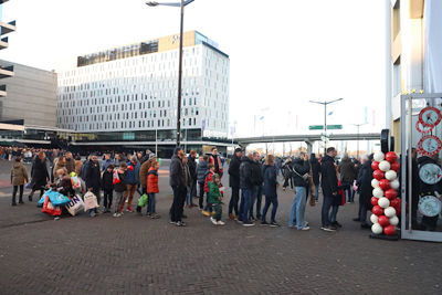 Kerstdrukte bij de Ajax Fanshop. © De Brouwer