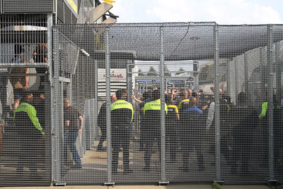 Ontvangst in kooi met net erboven... Tja. © SV Ajax