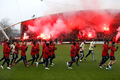 Ajax 1 in vuur en vlam! © De Brouwer