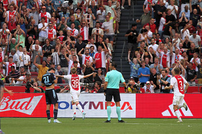 Hlynsson prikt raak en wordt de matchwinnaar. © SV Ajax