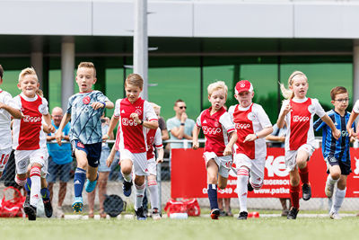 Een warming-up onder de brandende zon. © Pro Shots