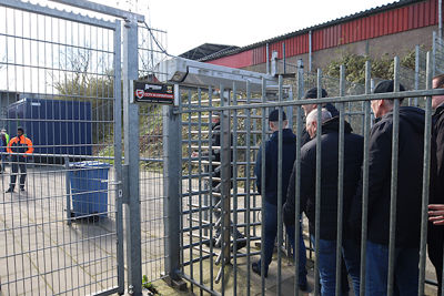 Poortjes door en Ajax kijken. © De Brouwer