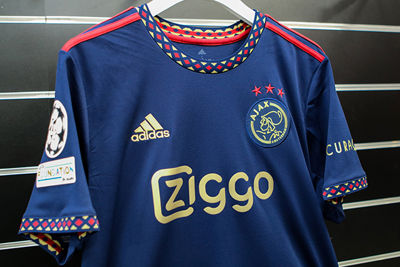 Hier zit een CL-badge op, al wordt dit shirt waarschijnlijk niet gebruikt in Europa. © Ajax Life