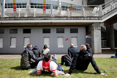 De loketten blijven dicht. De stadionpoorten ook. © De Brouwer