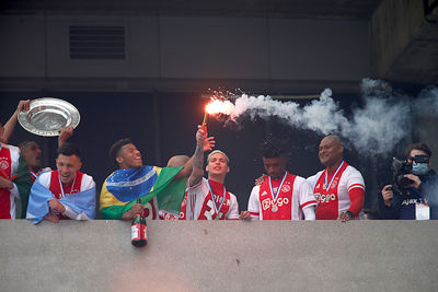 Neres nam het kampioensfeestje echt uitstekend aan, hoor. © De Brouwer