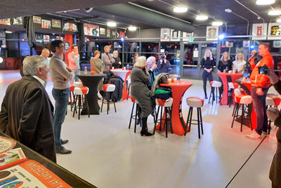 Henk, voorzitter van het supportershome, spreekt de gasten toe. © SV Ajax