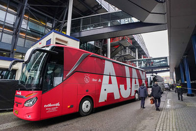 Na een fraaie schijnbeweging van de chauffeur komt Ajax veilig aan. © Pro Shots