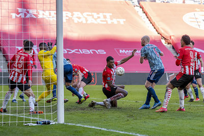 Klaassen schiet en Dumfries steekt zijn hand uit. Hands, penalty, kaassouflees! © Pro Shots