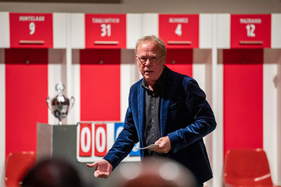 Spelleider Jack Spijkerman opent de avond en leidt alles in goede banen. © Pro Shots