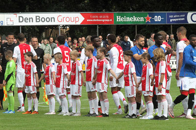 Kijk ze staan. Stoer! © SV Ajax