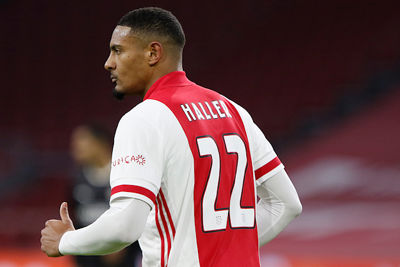 Daar is de nieuwe spits dan toch. Haller vervangt Labyad na rust. © De Brouwer