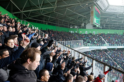 Het uitvak beseft al voor de aftrap dat Ajax vandaag veel steun nodig zal hebben... © De Brouwer