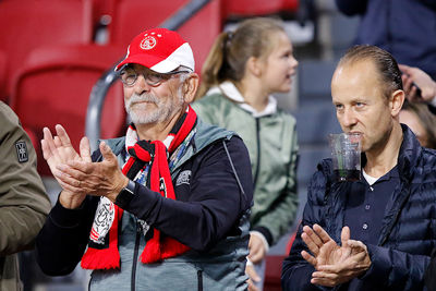 Een wat muffig applaus als de spelers het veld op druppelen. © De Brouwer