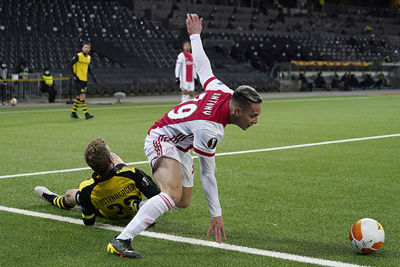 Gekkigheid op de achterlijn leidt een mini-offensiefje van Ajax in. Fijn! © Pro Shots