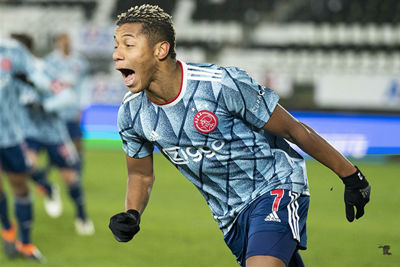 Maar vlak voor tijd kan Neres tóch juichen: 3-0. Wat een heerlijke foto! © Pro Shots