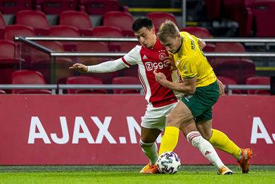 Martínez lijkt op linksback niet helemaal in zijn natuurlijke habitat. © Pro Shots