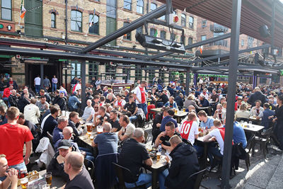 Ajacieden genieten volop van het goede leven in Liverpool. © De Brouwer