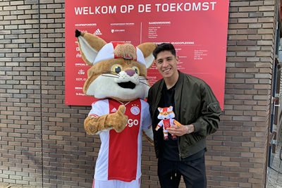 Álvarez wordt voor de tweede keer vader en Lucky verrast hem. Felicidades! © Ajax Life