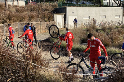 En doet ook nog een soort wheelie. Maar dan anders. © Ajax Life