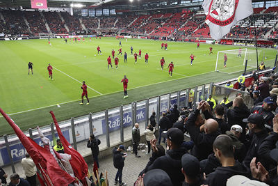 De spelers draaien warm. Maar niet warm genoeg, blijkt snel. © De Brouwer