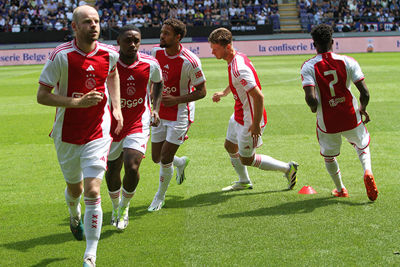 Opwarmen voor de derde oefenpot van de voorbereiding. © SV Ajax