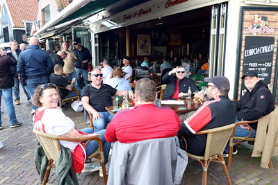 We spotten veel wit-rood-wit op de terrassen. © De Brouwer