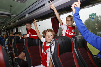 Quiz in de spelersbus van Ajax. © Pro Shots