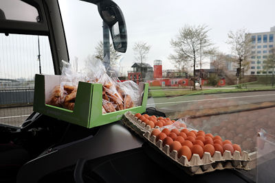 Dat ontbijtje regelen we wel in de bus! © De Brouwer