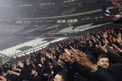 Het stadion is amper voor de helft gevuld. © De Brouwer