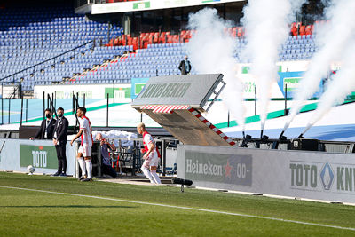 De rookkanonnen verbloemen niet dat De Kuip leeg is. Ernstig leeg. © De Brouwer