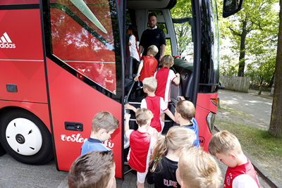 Hup, een kijkje nemen in de spelersbus! © Pro Shots