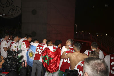 En de selectie viert dat feestje graag mee op het Arenadek! © De Brouwer