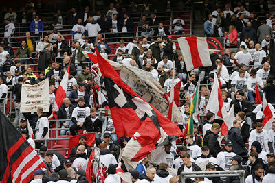 We houden sowieso van vlagvertoon in het stadion. © De Brouwer